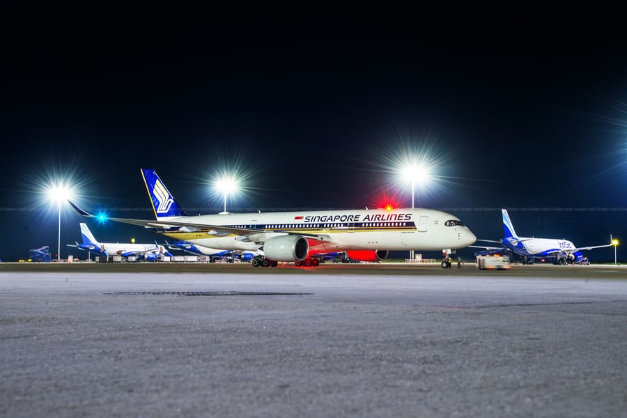 Kempegowda International — Night — SQ359 on stand, VOBL · Bengaluru — aviation photography by Mach One Aviation