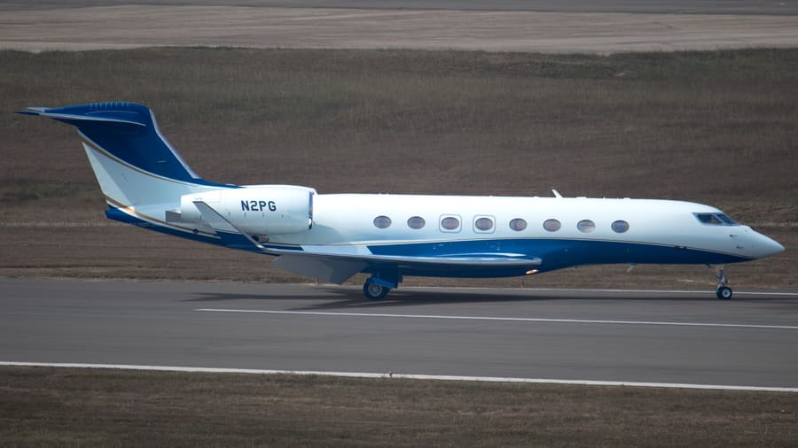 Gulfstream G650ER — Vacating the runway, N2PG · Procter & Gamble — aviation photography by Mach One Aviation